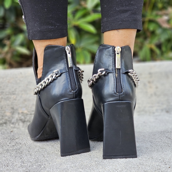 Women's Black Block Heel Chelsea Boots - Picture 4 of 5